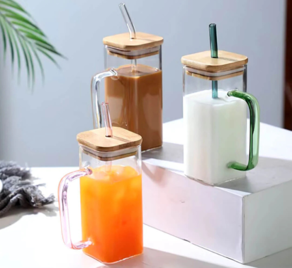 Transparent glass mug with straw